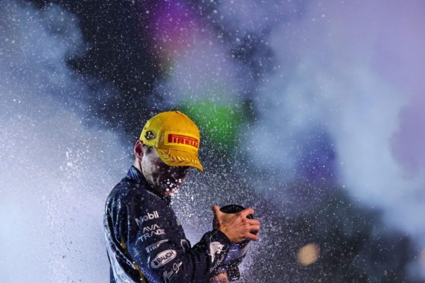 Az önbizalom és határozottság inspiráló kijelentése: „Verstappen: Nincs fél vereség, ahogy fél terhesség sincs!