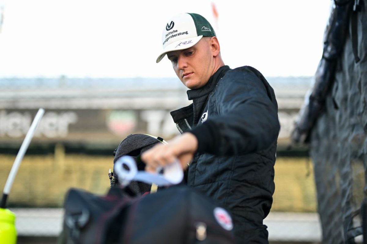 Rejtélyes próbatétel: Mick Schumacher készül az oválpályára