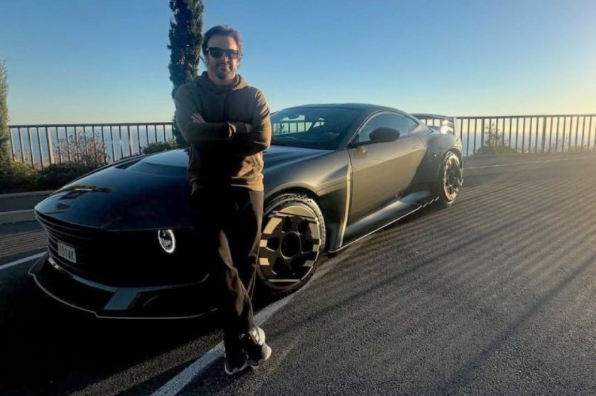 Az autósport ikonja, Alonso, lenyűgözött Monacóban egy újabb autókülönlegességgel