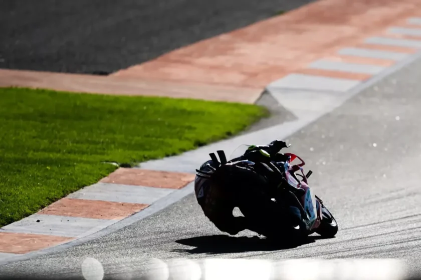 A Honda bemutatja az 850-es motorblokk erejét a KTM után – Videó evidence