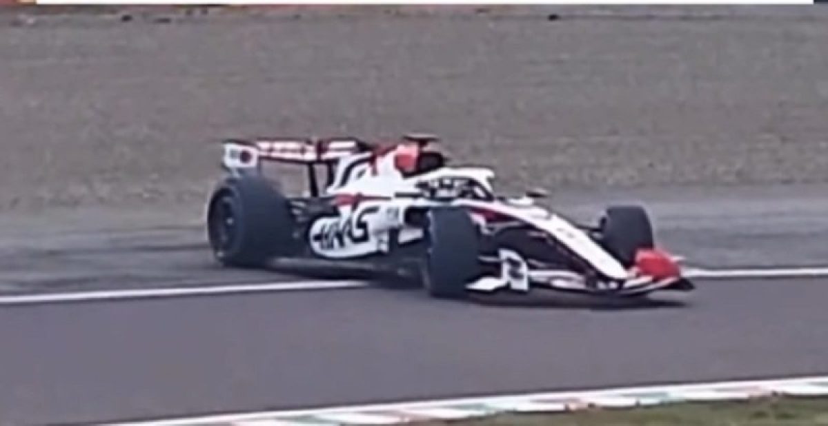 Videó: Bearman lenyűgöző bemutatója a Haas bejáratásán