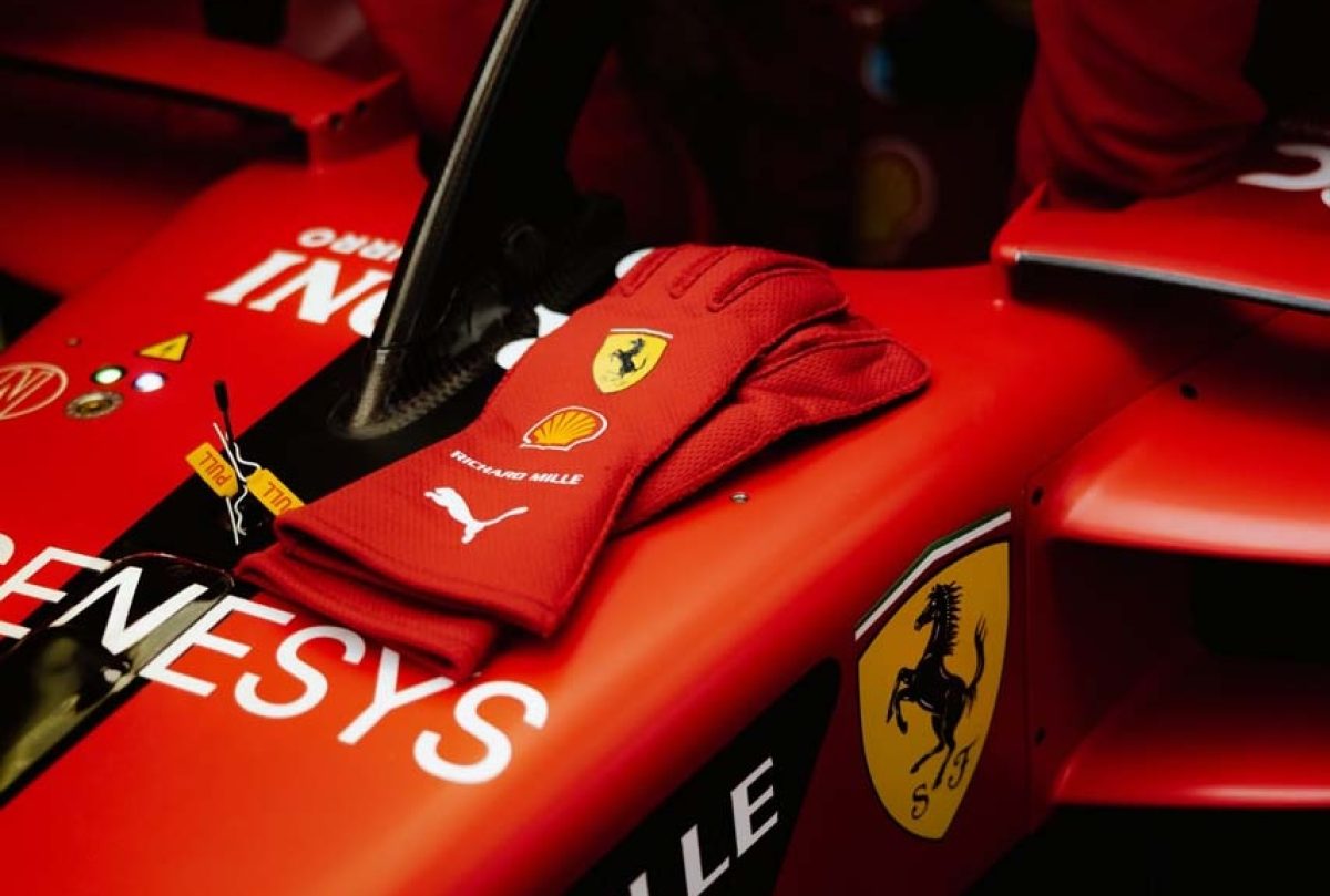 A Ferrari beindította F1-es autóját a jelenlétükben Hamilton és Leclerc