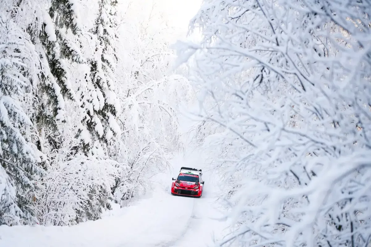 Evans repül a hóban, Lappi szoros csatában vezeti a finn értékelést a Lappföld Rallyn