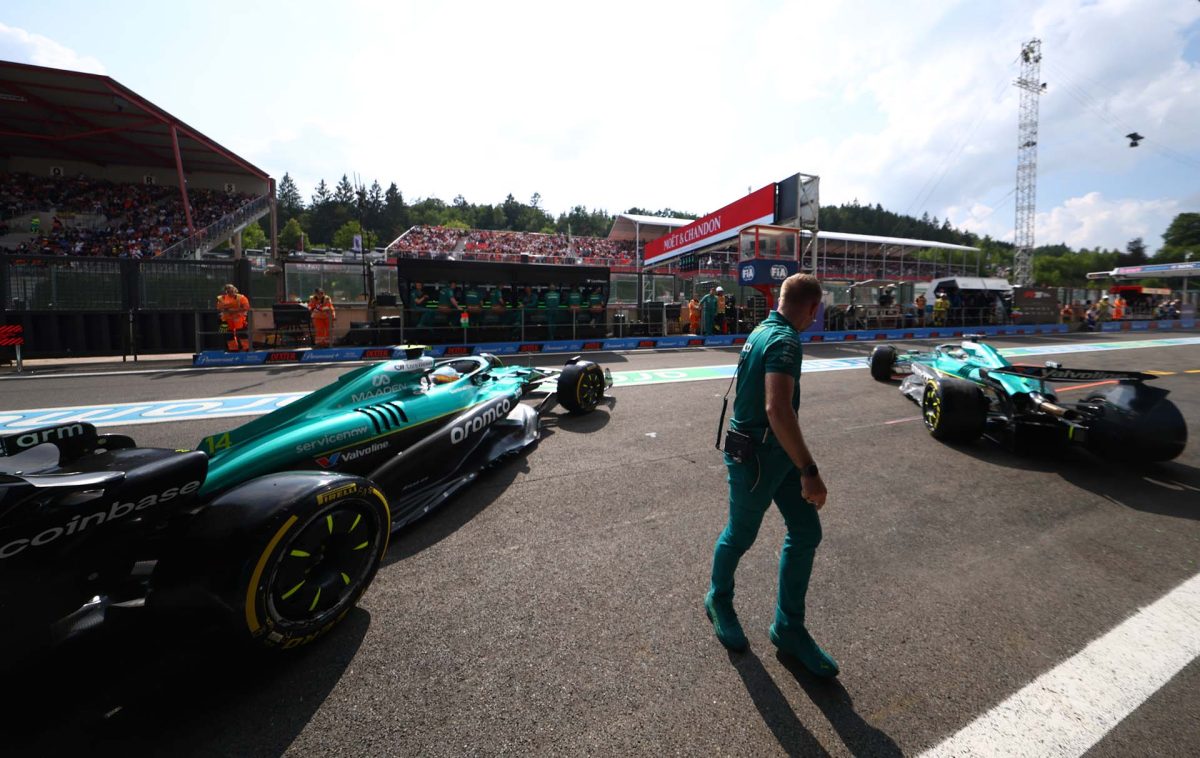 Elszalasztott lehetőség Barcelonában: Az Aston Martin késése a teszten egy napot veszít a versenycsapatnak