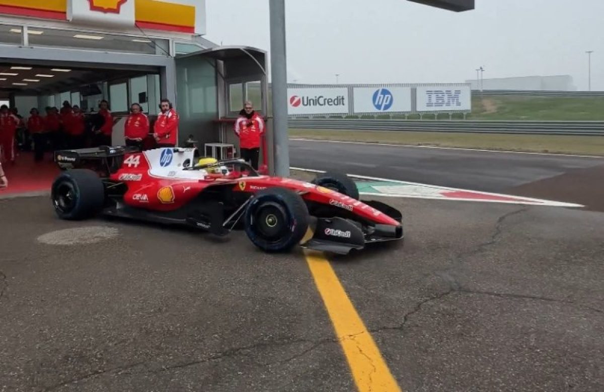 A pillanat, amikor Hamilton debütált az új Ferrarival: videó!