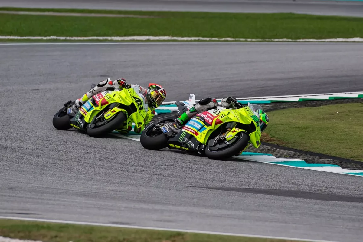 Az „A VR46 főnök vallomása: Az elmúlt évben túlzottan nagyítottuk fel a problémáinkat” cím hatásos lehet erre a témára.