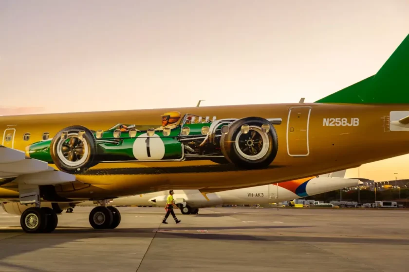 F1-es világbajnokot ábrázoló repülőfestést villantott az ausztrál légitársaság (fotók)