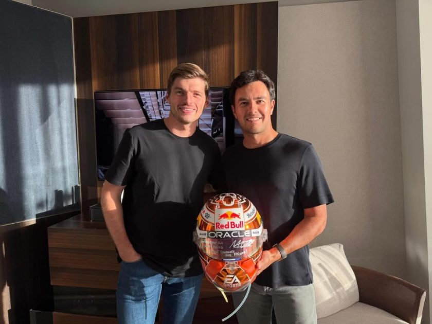 A megható pillanat, amikor Verstappen ajándékkal lepte meg Perezt