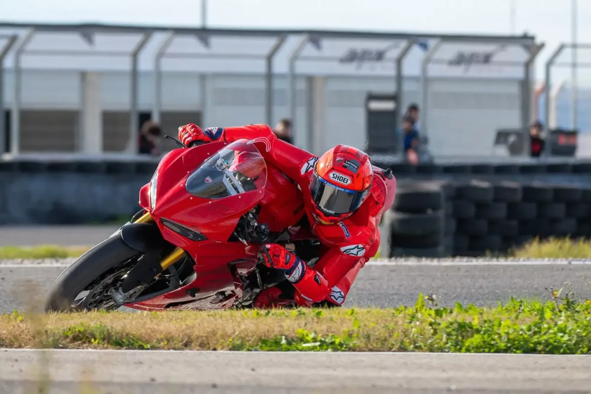 Rossi tanítványai készülnek együtt az első bukás után: Marc Márquez hibázott