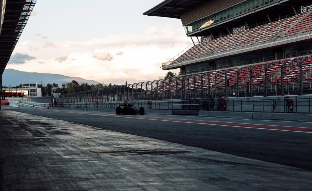 Az „Audi bemutatta a 2026-os F1-es autóját: sikeres shakedown Barcelonában” cím hatásos lenne.