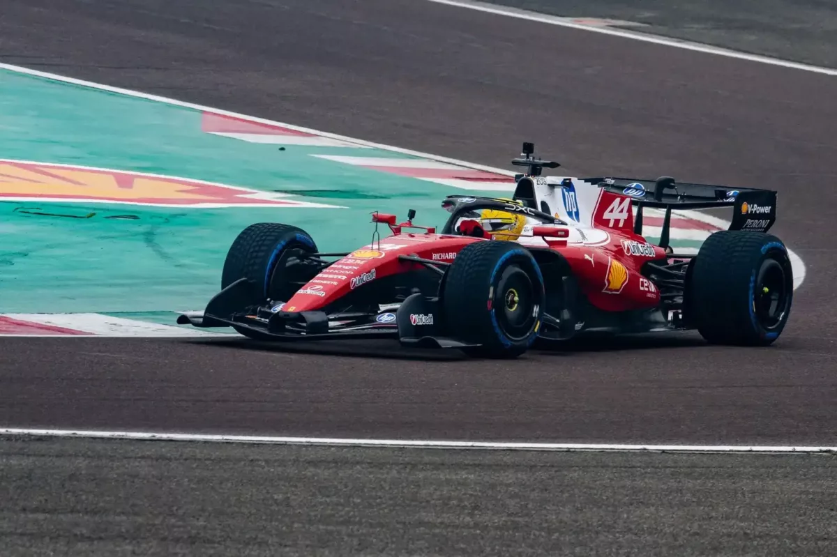 A Ferrari félelmetes teljesítményű autót mutatott be az F1-ben – Hamilton is lenyűgözött (videó)