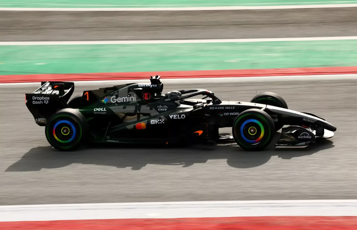 Norris olyan gyorsan repesztett Barcelonában, mint F1-es autó még soha?