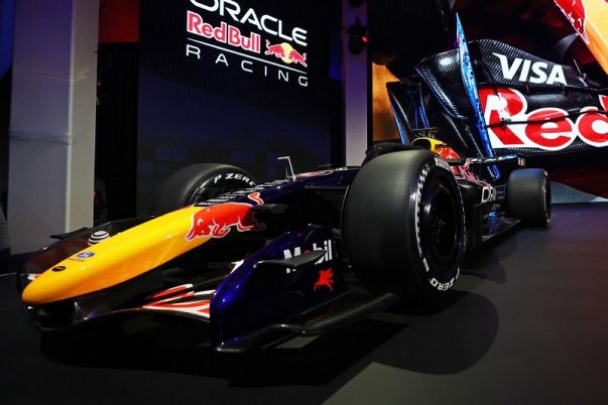 A Red Bull a Mercedes-hiperek felszíne alatt