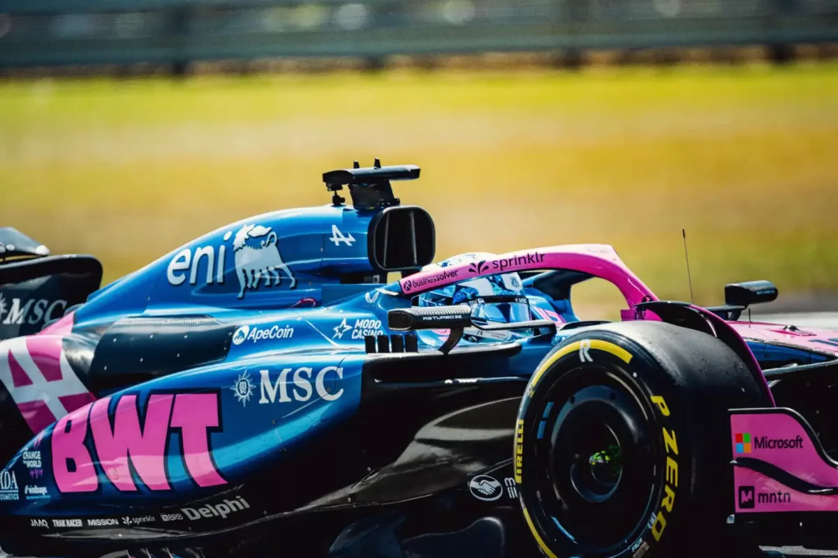 Az új Forma-1 autó lenyűgöző pillanatai a pályán