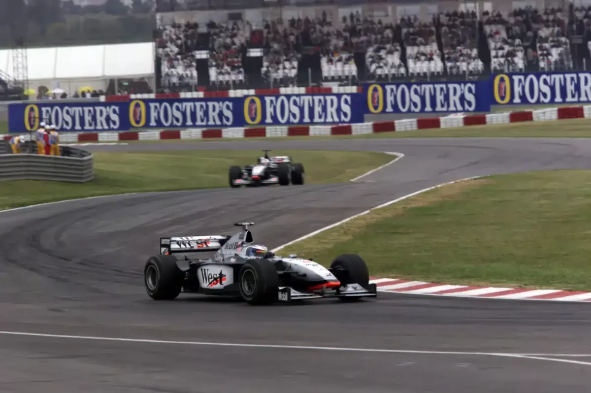 A történelmi F1-es pálya lerombolása: Buldózerek rombolják a legendát