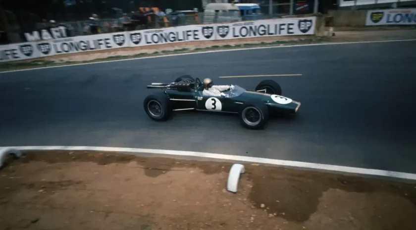 Lenyűgöző homage a legendás F1-es világbajnoknak repülőfestéssel