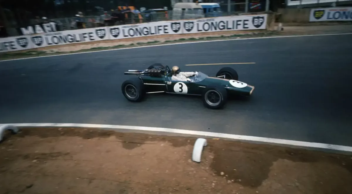 Lenyűgöző homage a legendás F1-es világbajnoknak repülőfestéssel