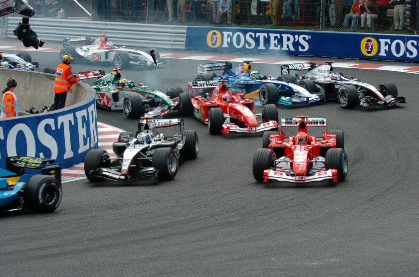 A Hamiltont apja által visszahozott V10-es és V8-as motorok: Új részletek a izgalmas versenysorozatról