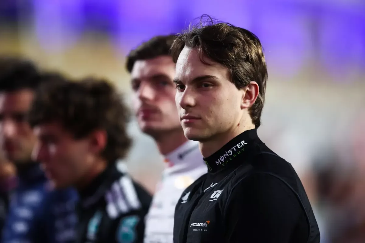 Egy válságos döntéssel szembesült Piastri az apja által