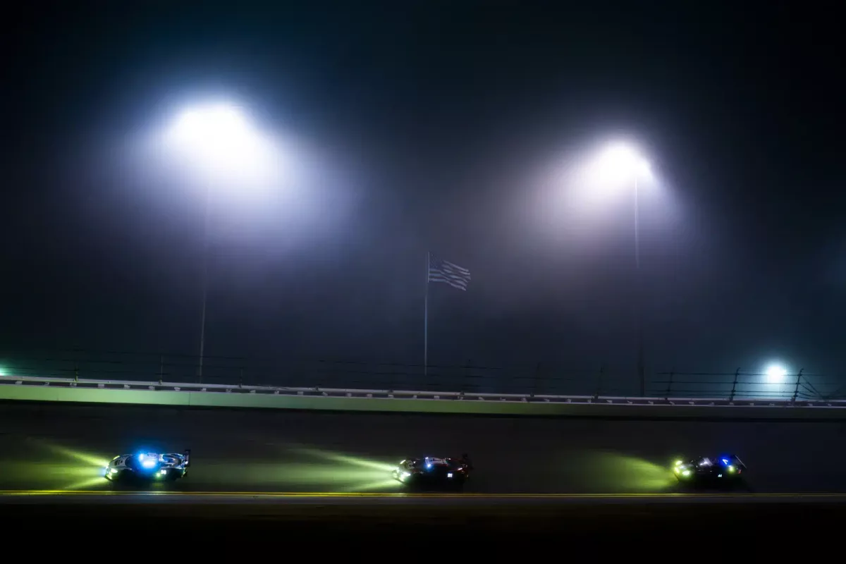 Villámgyors akció a homályban: A biztonsági autó rekordokat dönt a második legnagyobb egynapos versenyen
