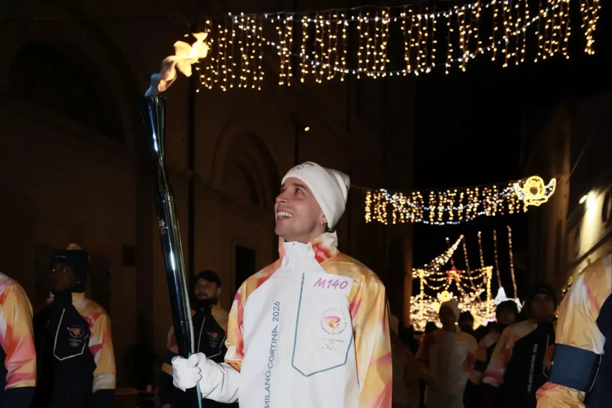 Különleges pillanat: Bezzecchi és Simoncelli édesapja az olimpiai fáklyavivők között