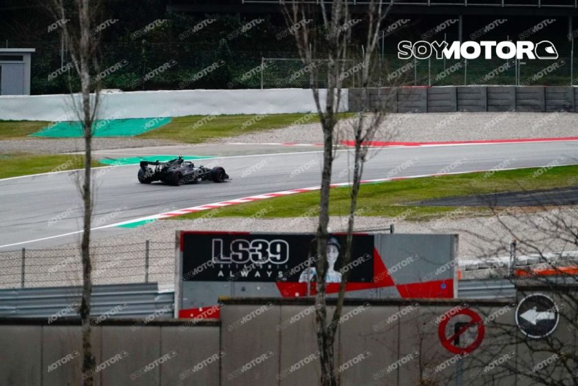 Aston Martin bemutatta vadonatúj F1 versenyautóját az aszfalton