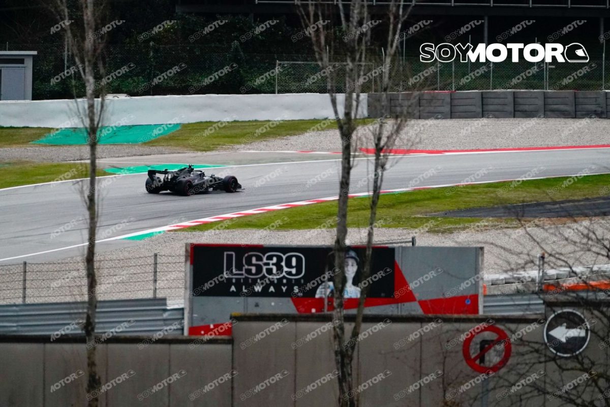 Aston Martin bemutatta vadonatúj F1 versenyautóját az aszfalton