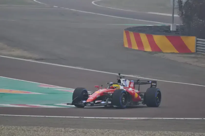 Hamilton mindenkit meglepett a legújabb Ferrari bemutatásával az aszfalton