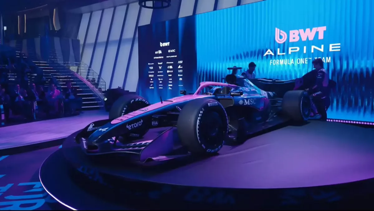 A F1 csapatok új korszakát kinyitó hajóval leplezték le az idei autót, bár a reakciók vegyesek lehetnek