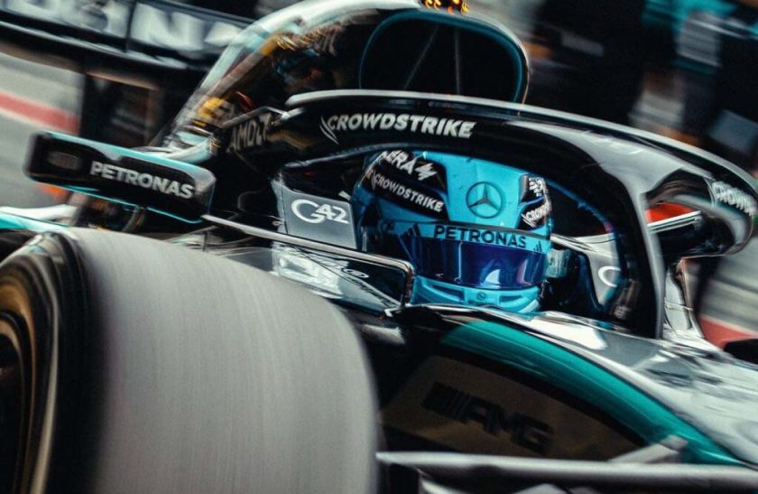 Versenybe hajtottak: a Mercedes vezet, a McLaren debütálásra készül Barcelona pályáján!