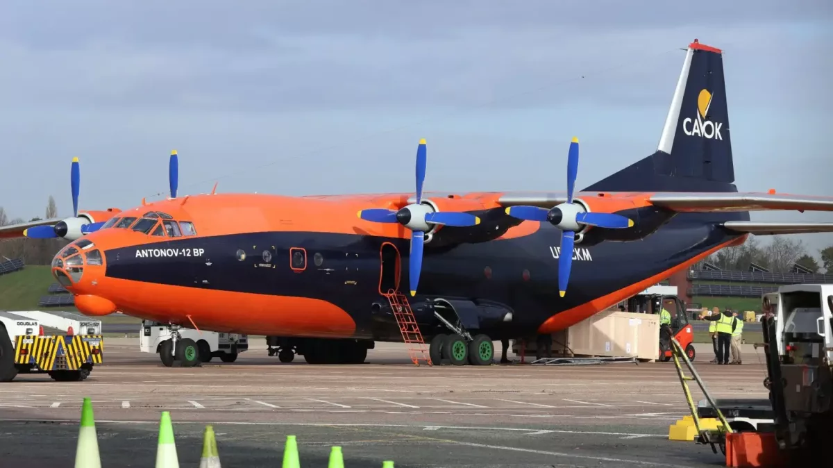 Lenyűgöző pillanat: Az Aston Martin F1 autója katonai gépen érkezik Barcelonába