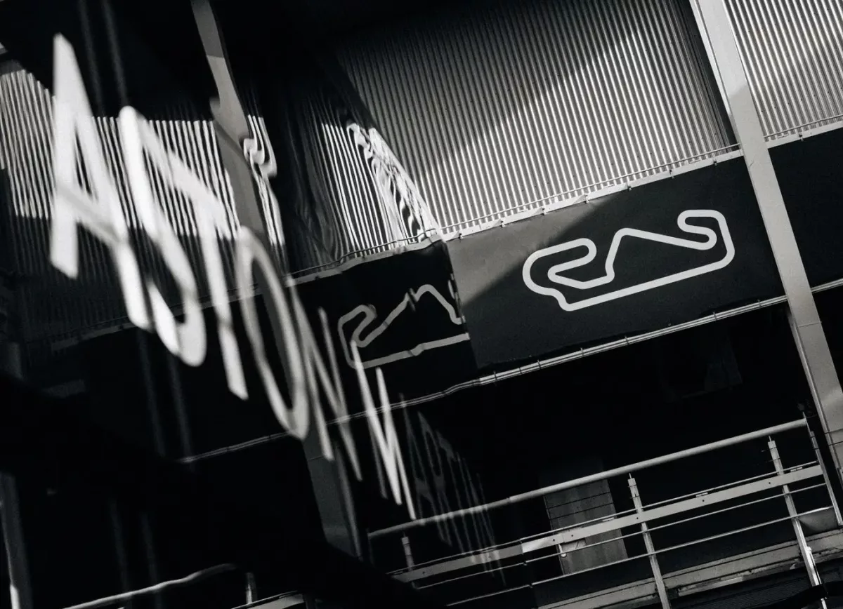 Alonsóék bosszúsága nő: Aston Martin ismét csúszik Barcelonában