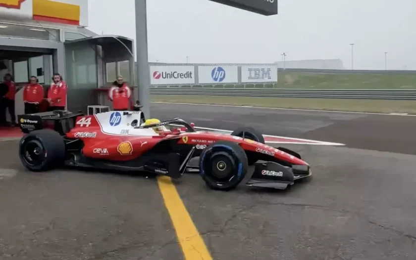 A Ferrari 2026-os autója villog a pályán, Hamilton pedig már vezette – fotók és videók tömkelege!