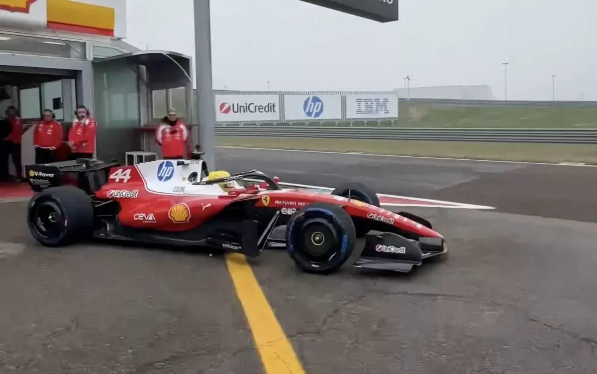 A Ferrari 2026-os autója villog a pályán, Hamilton pedig már vezette – fotók és videók tömkelege!