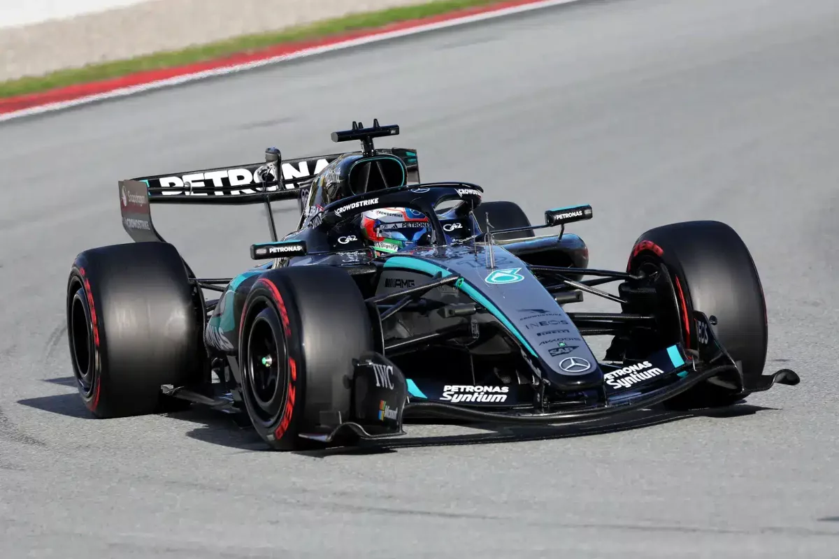 A Mercedes és a McLaren vezető szerepet vállalt a barcelonai F1-es teszten