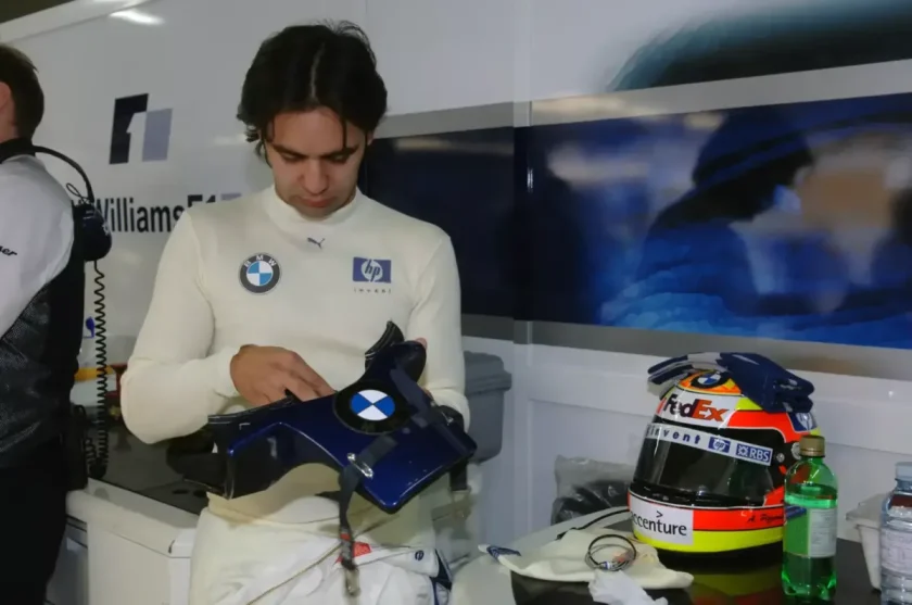 A Nindzsaként fellépő volt F1-es pilóta letartóztatása: videófelvétel az incidenstről