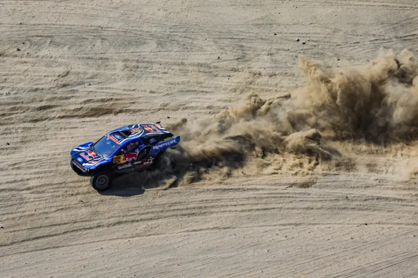 Felülmúlhatatlan Fordok és lenyűgöző KTM-es versenyzők az élen a Dakar 5. szakaszán