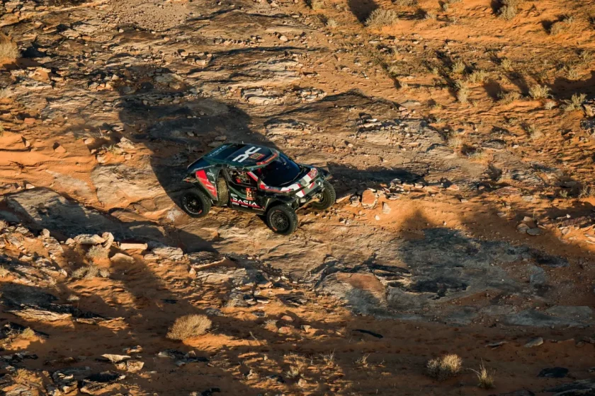 Al-Attiyah kiélezett csatában a Toyoták előtt a Dakar hatodik szakaszának felénél