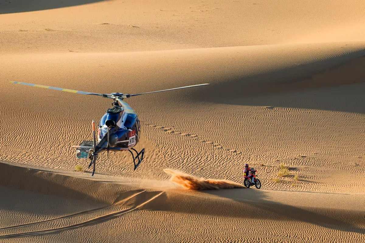 A Dakar 9. szakaszának útvonal tévútra viszi a motorosokat, amit Sanders jól kihasználhat
