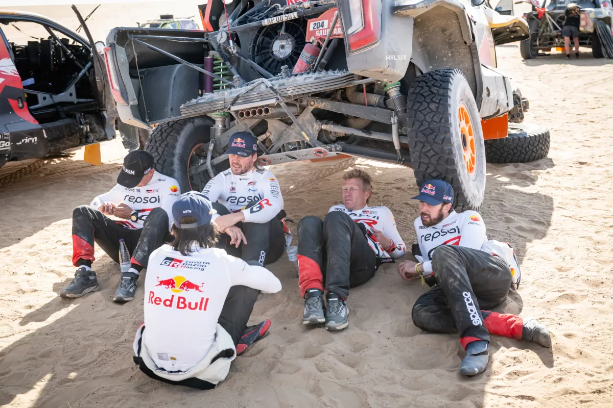 A „Lategan kénytelen feladni a Dakar versenyt, a Toyota győzelmi esélyei veszendőbe vesznek” cím hatásos lenne erre a témára.