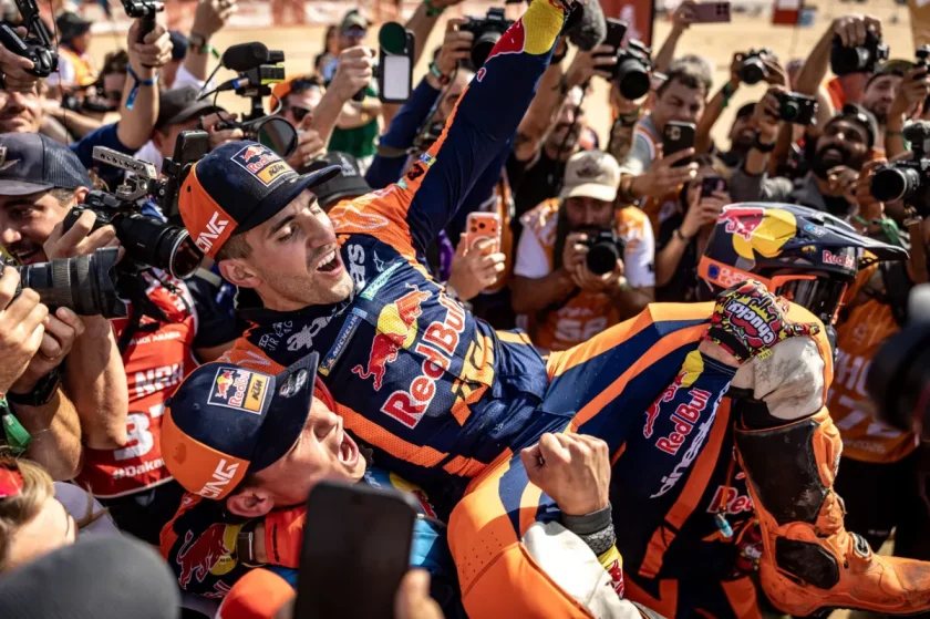 Az összefoglalód alapján ezt a címet javaslom: „Al-Attiyah megható teljesítménye a Dakar utolsó napján – Győzelmi könnyek a dráma részeként (videó)