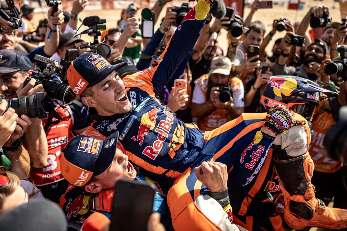 Az összefoglalód alapján ezt a címet javaslom: „Al-Attiyah megható teljesítménye a Dakar utolsó napján – Győzelmi könnyek a dráma részeként (videó)