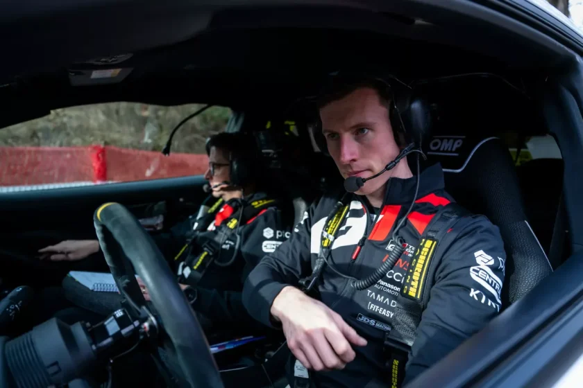 Evans villámrajttal nyitotta az idei WRC-szezont az esőben