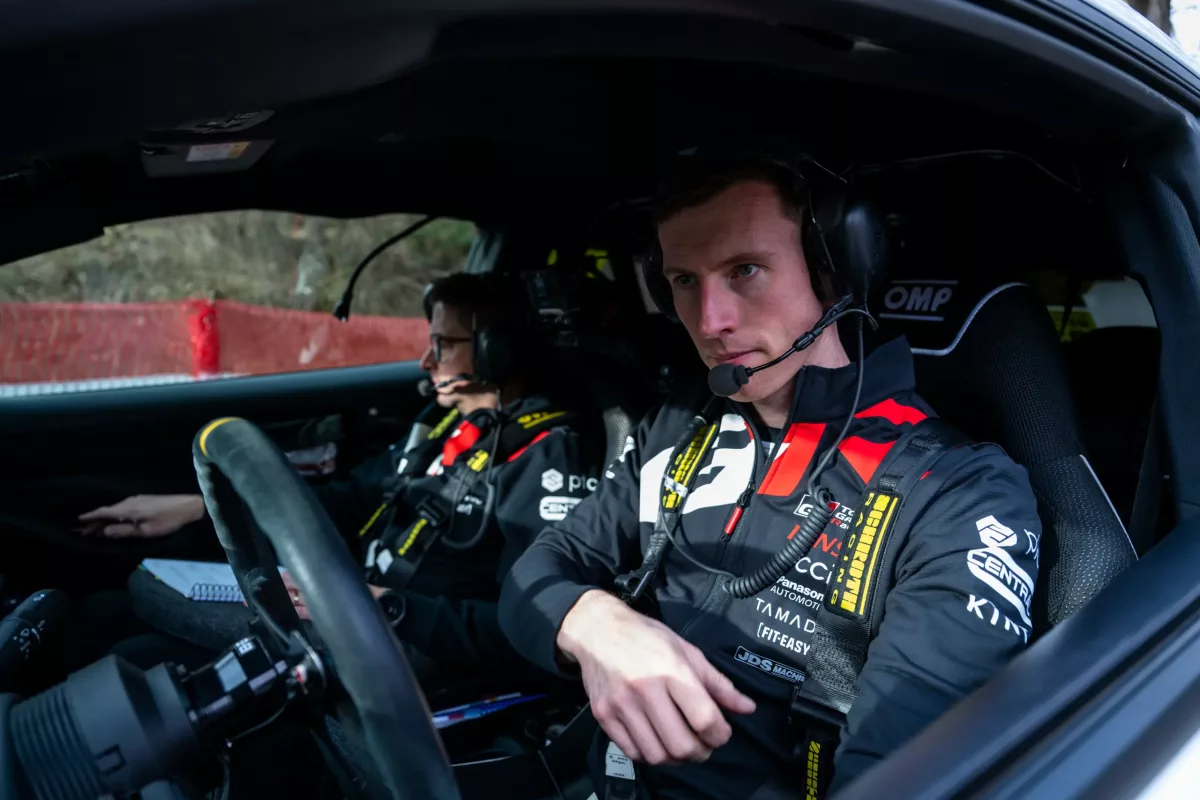 Evans villámrajttal nyitotta az idei WRC-szezont az esőben