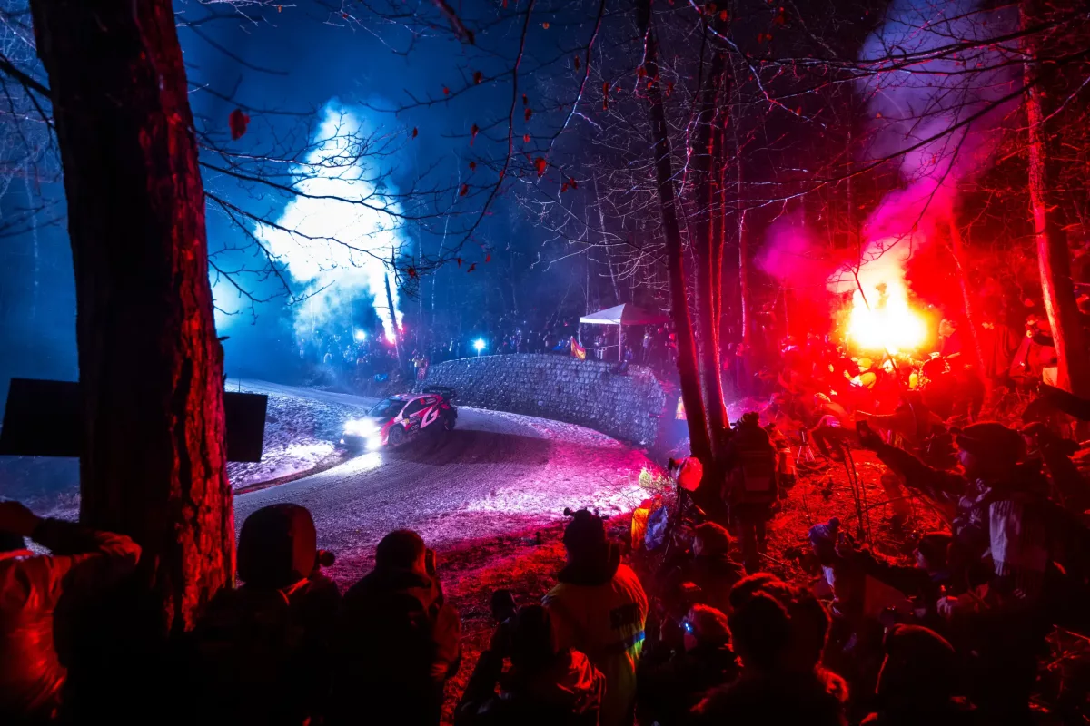 Solberg elhúzott, Neuville balesetet szenvedett a Montén – Péntek este