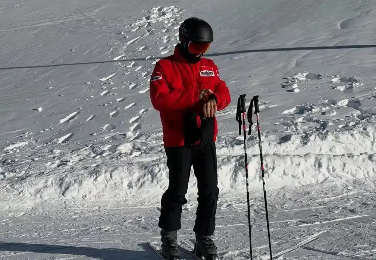 Tiszteletlenség? Magyarázkodnia kellett a Schumacher születésnapján pirosban síelő F1-es pilótának