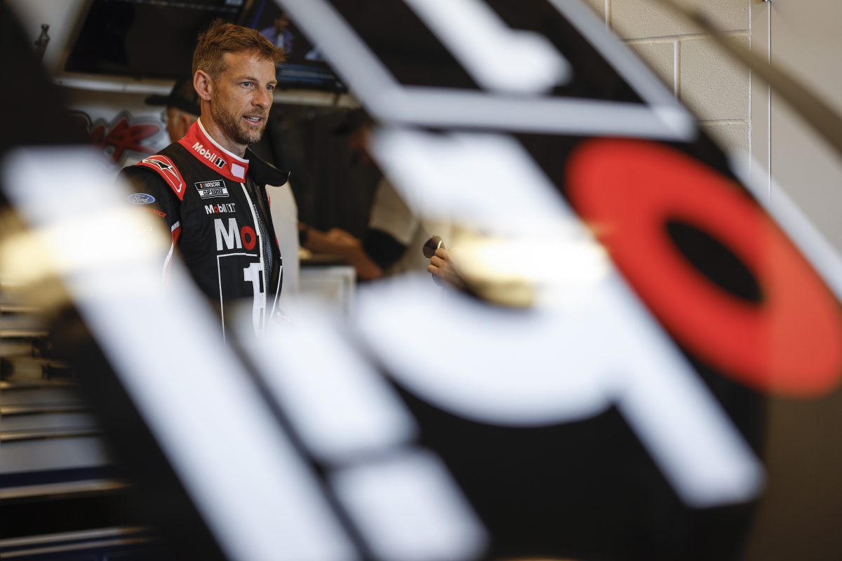 A nyugdíjtól a NASCAR pályákra: Jenson Button visszatérésének híre