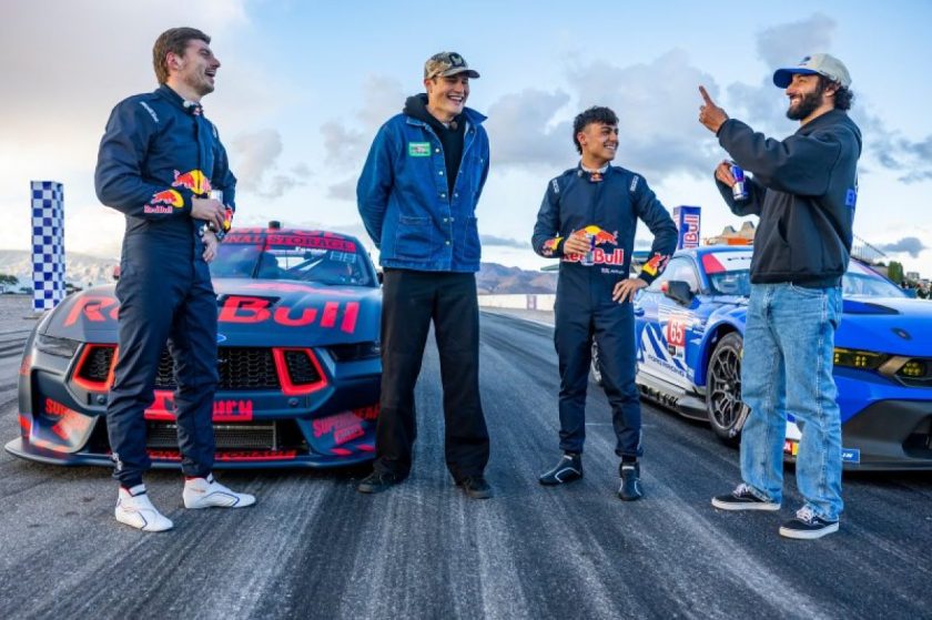 Az autóversenyzés történelmét megidéző összecsapás: Verstappen és Lindblad a Ford legendái között