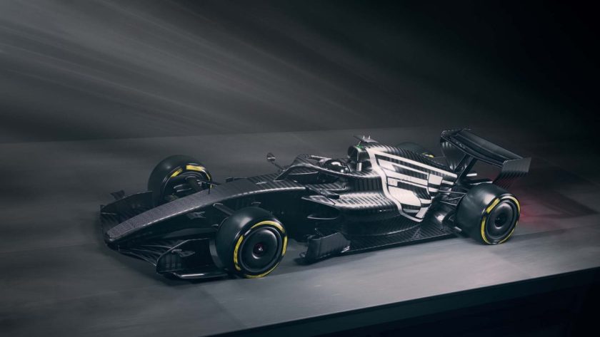 Egy luxus Cadillac új dimenzióba emelte a versenyzést: Pályán az F1-es autóval!
