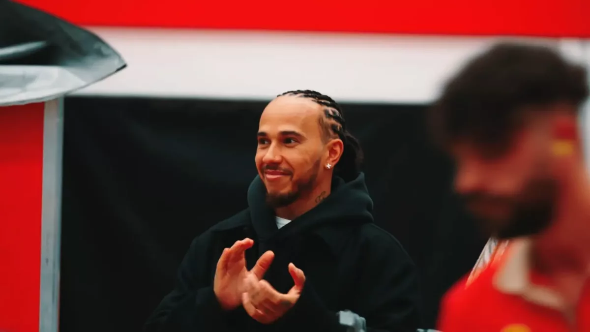 A Ferrari gyár varázslatos hangjai: Az összeszokott csapat tapsra késztetve